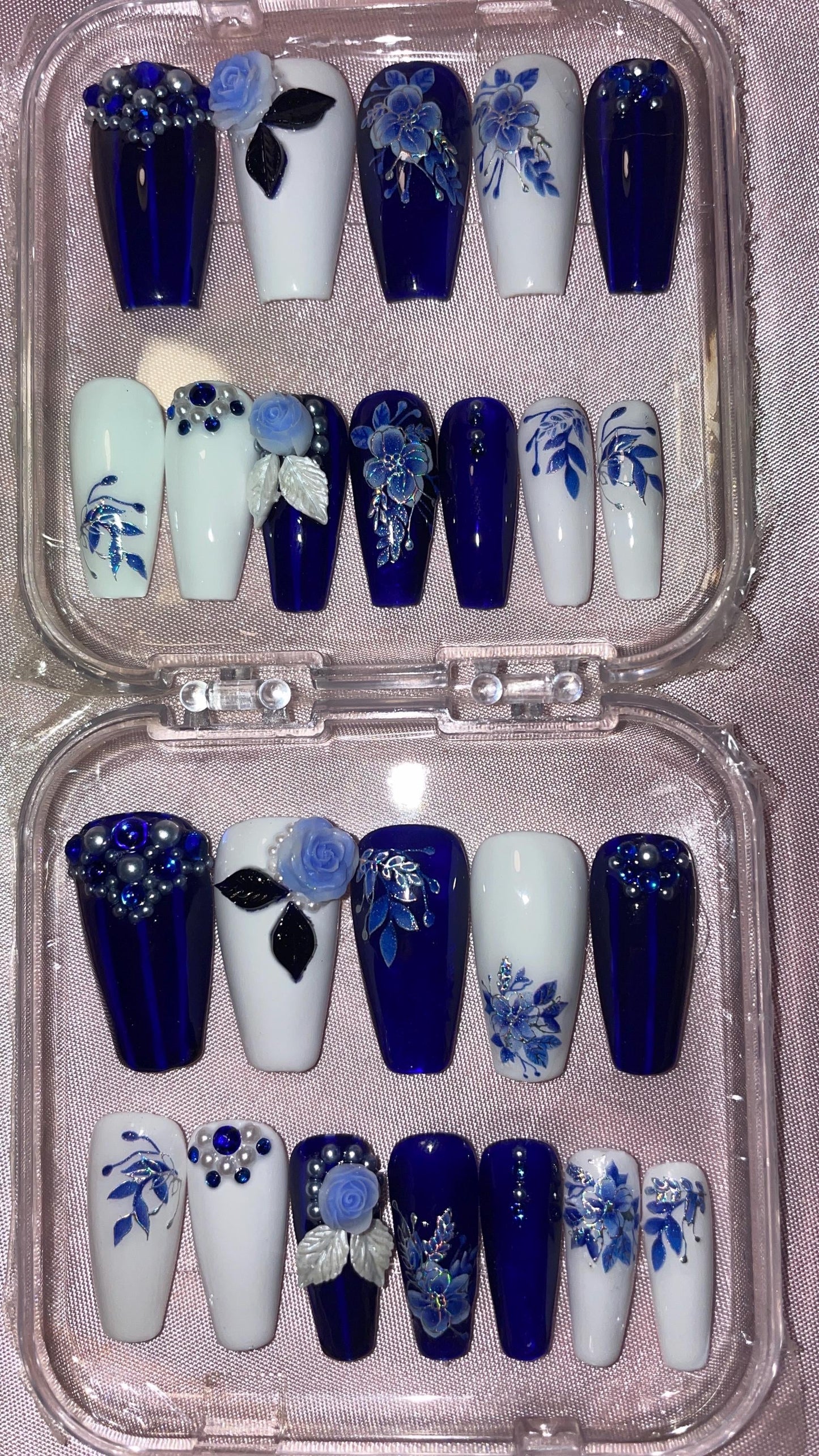 Fleurs bleues, et argent. Bleu jelly et blanc. Kit toutes tailles incluses. Réutilisables. Press-on nails, faux ongles. Finition brillante.
