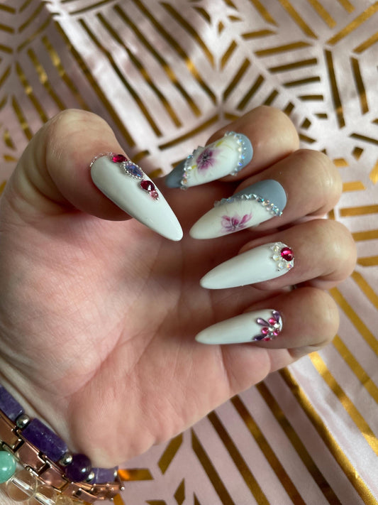 Prêt à expédier. Fleurs violet, gris, et blanc avec strass. Réutilisables, Press-on nails, faux ongles. Finition mate et brillante