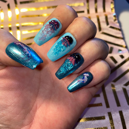 Kit complet. Toutes tailles incluses. Bleu métallisé avec petites méduses en relief. Réutilisables. Press-on nails, faux ongles. Fini brillant
