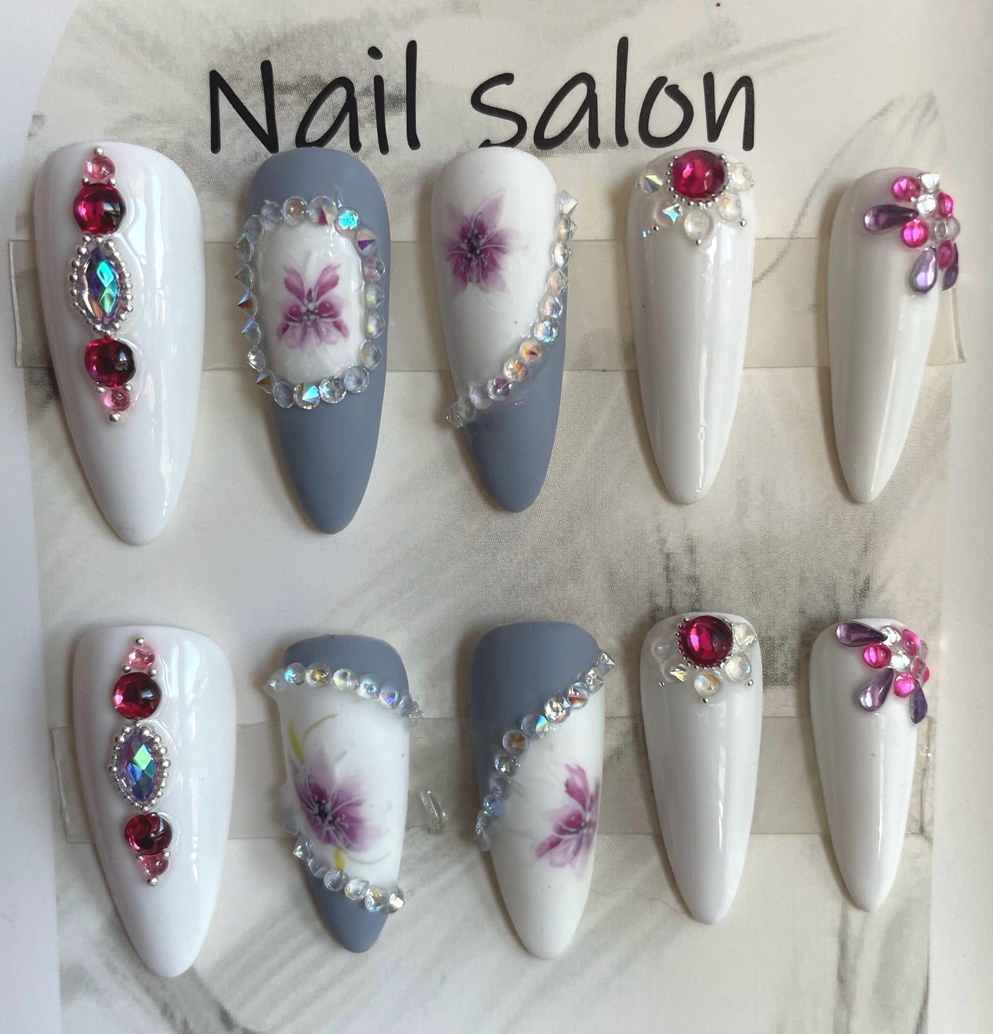Prêt à expédier. Fleurs violet, gris, et blanc avec strass. Réutilisables, Press-on nails, faux ongles. Finition mate et brillante