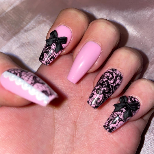 Dentelle noir blanc et rose. Strass et noeuds. Kit toutes tailles incluses. Faux ongles, press on nails. Réutilisables. Finition brilla
