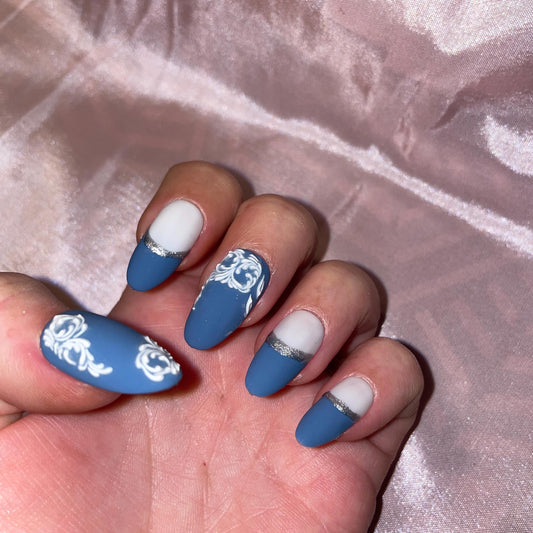 Dentelle blanche. Bleu mat, blanc laiteux, argent. Kit toutes tailles incluses. Réutilisables, Press-on nails, faux ongles, Finition mate