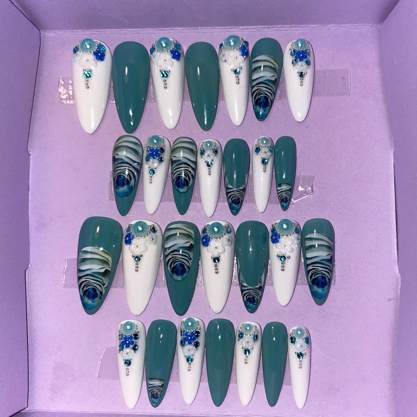 Vert et blanc, fleurs, strass. Kit toutes tailles incluses. Réutilisables. Press-on nails, faux ongles. Finition mate