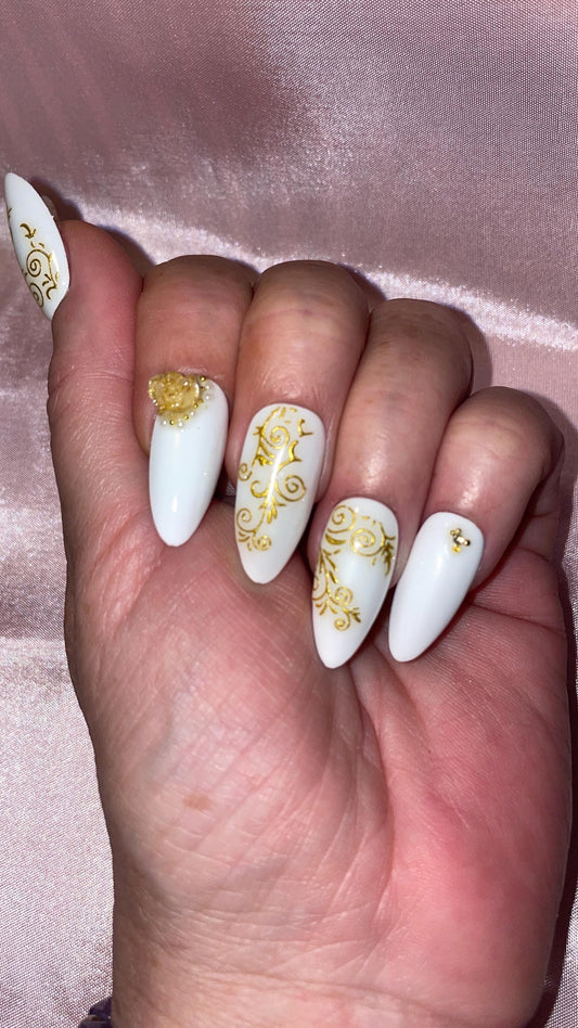Blanc et doré, fleurs, perles et strass. Kit toutes tailles incluses. Réutilisables, Press-on nails, faux ongles,  Finition brillante.