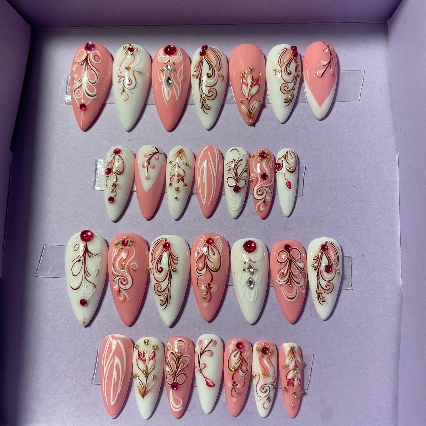 Rose et blanc à motifs avec strass framboises. Kit toutes tailles incluses. Réutilisables, Press-on nails, faux ongles, Fini brillant