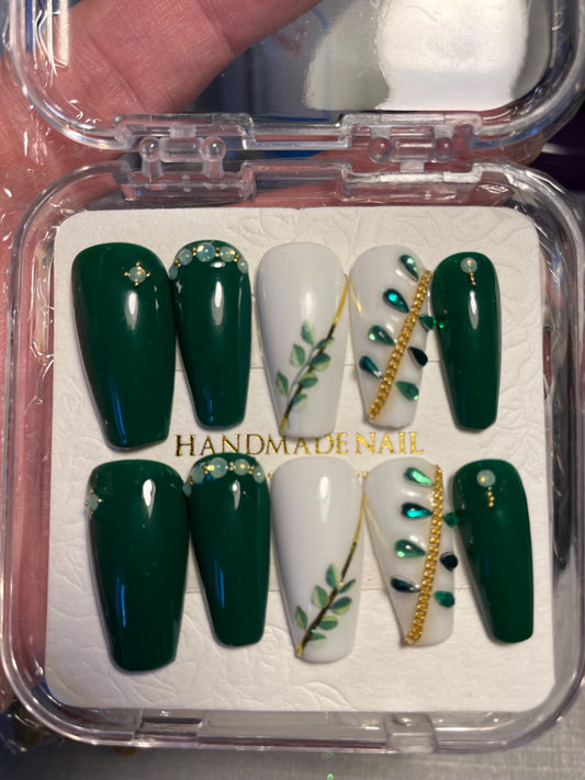 Prêt à expédier. Taille L. Feuilles vert, blanc et or. Strass, chaîne dorée. Faux ongles, press on nails. Réutilisables. Finition brillante