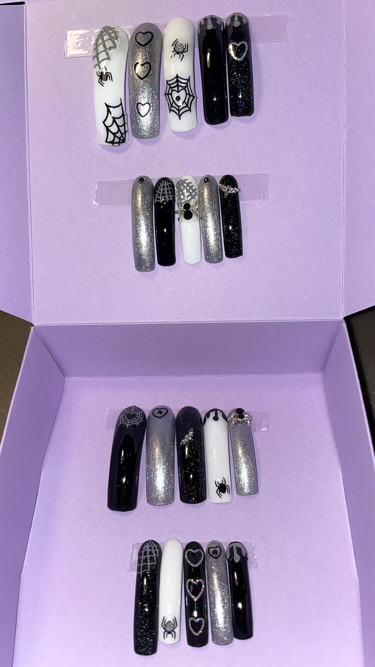 Noir, argent et blanc. Toile, araignées 3D, paillettes. Kit toutes tailles incluses. Réutilisables, Press-on nails, faux ongles. Finition brillante.