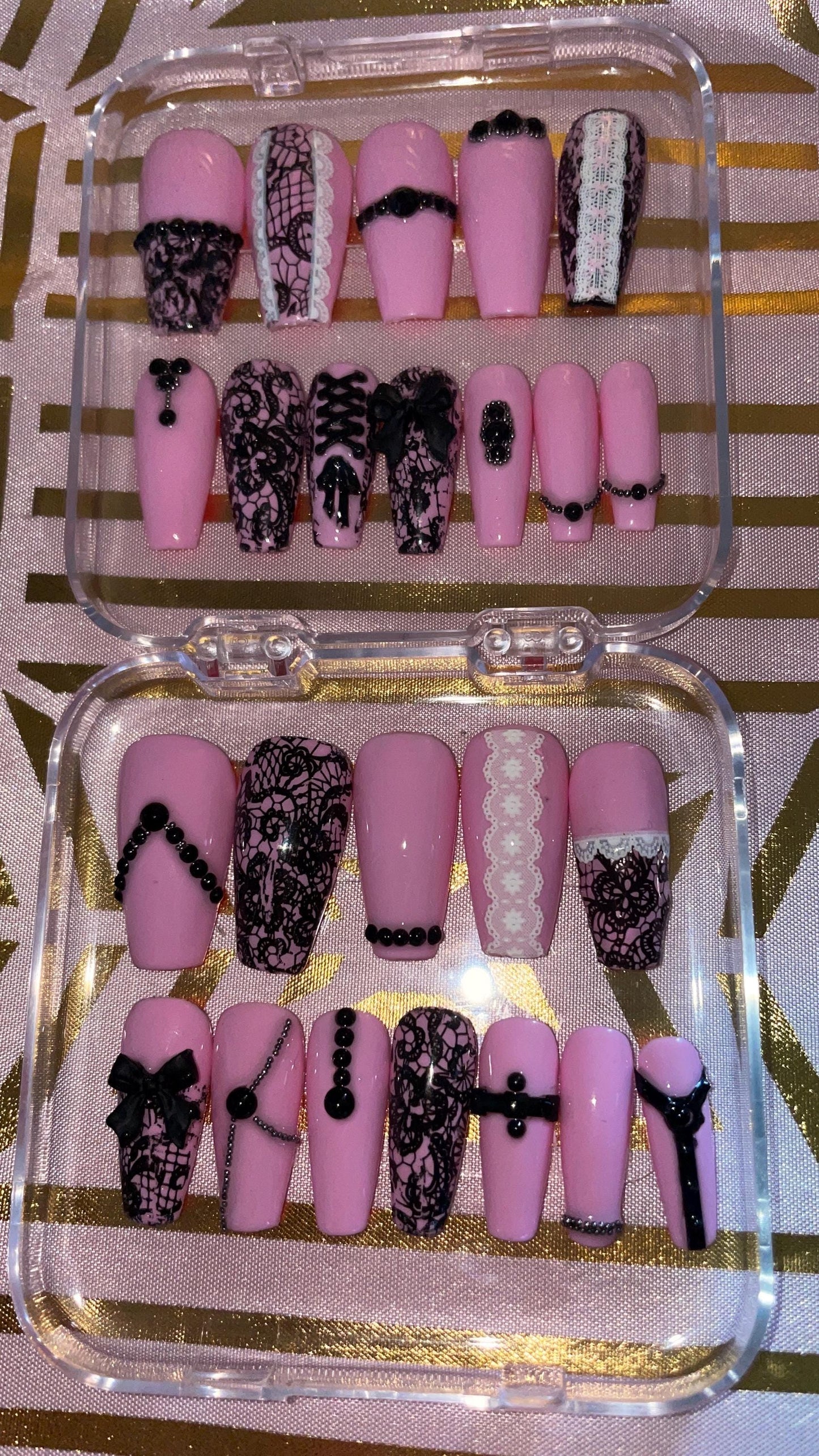 Dentelle noir blanc et rose. Strass et noeuds. Kit toutes tailles incluses. Faux ongles, press on nails. Réutilisables. Finition brilla