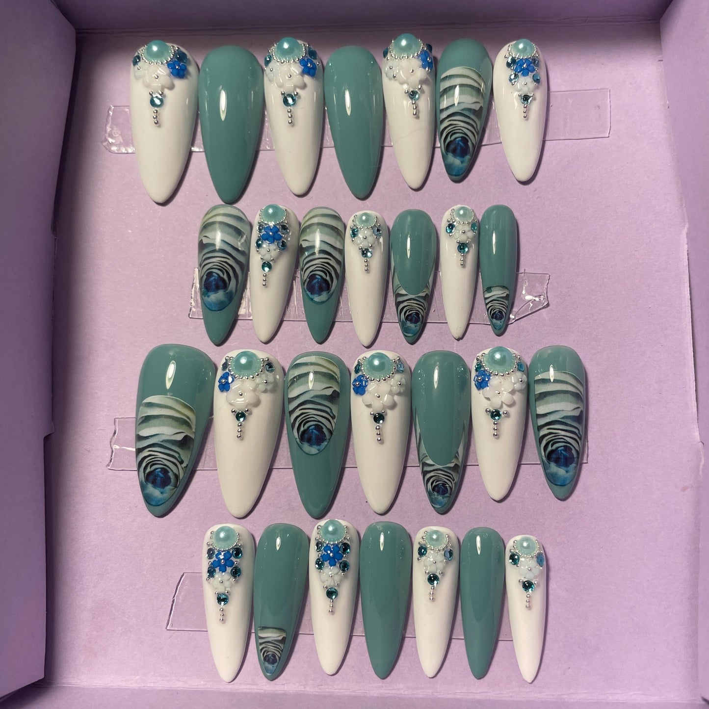Vert et blanc, fleurs, strass. Kit toutes tailles incluses. Réutilisables. Press-on nails, faux ongles. Finition mate