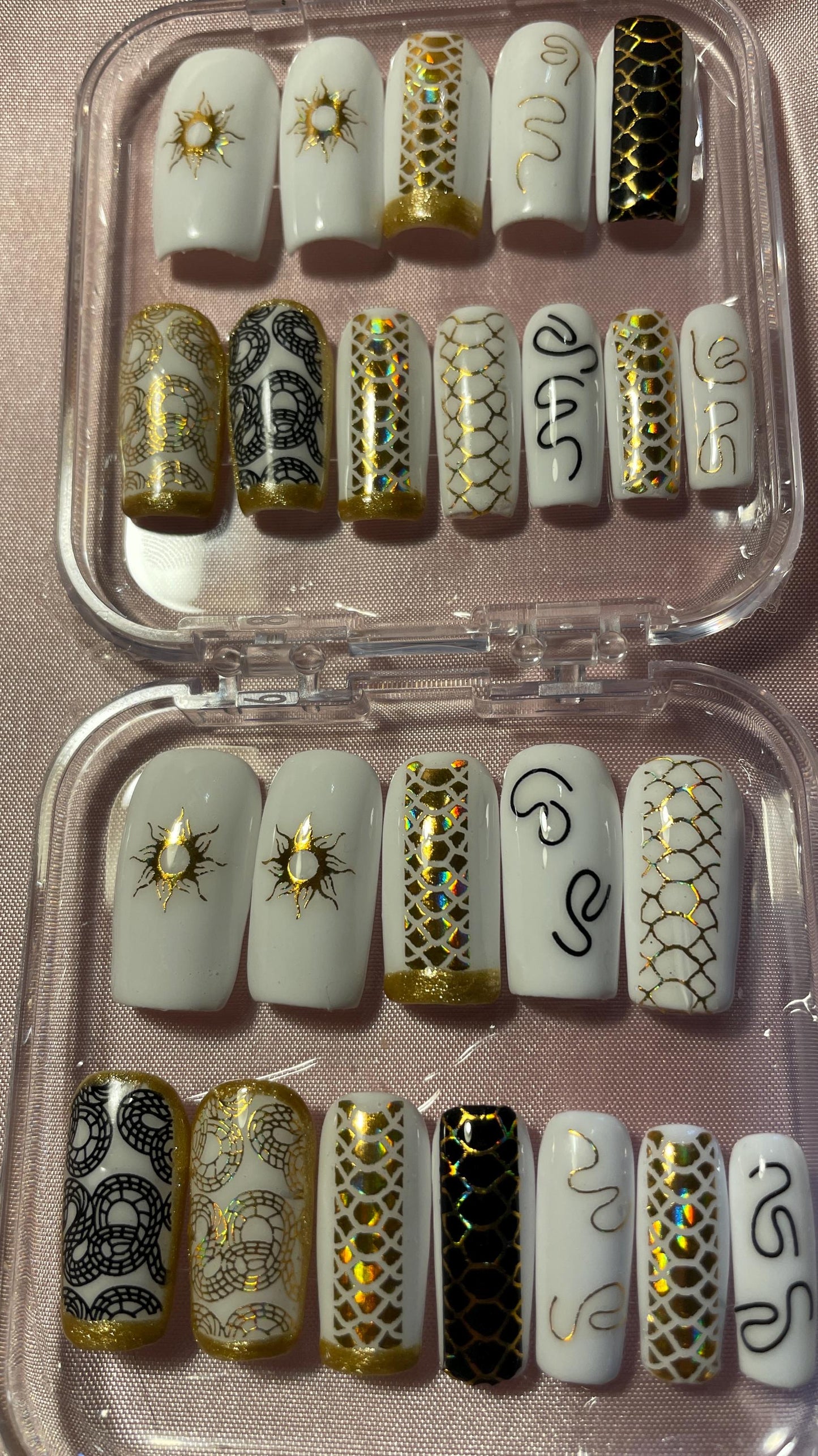 Peaux de serpent noir et doré. Kit toutes tailles incluses. Faux ongles, press on nails. Réutilisables. Finition brillante