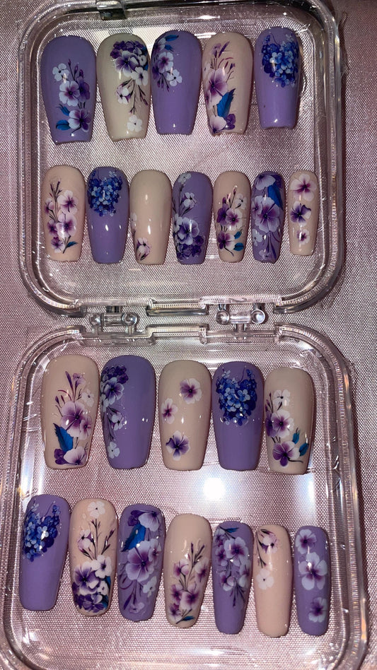 Violet et orange pastels avec fleurs violettes. Kit complet toutes tailles incluses. Faux ongles, press on nails. Réutilisables. Finition brillante