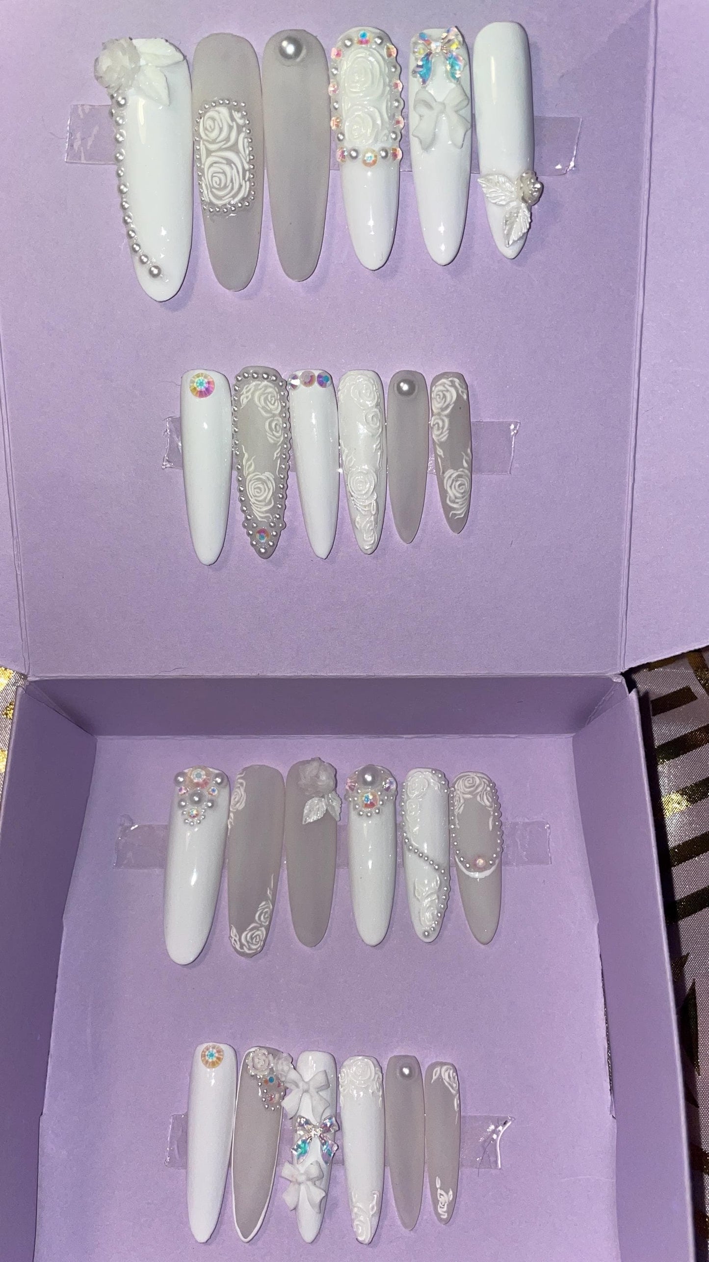 Blanc et laiteux avec strass, fleurs en relief, perles. Kit toutes tailles incluses. Réutilisables, Press-on nails, faux ongles. Fini mat/brillant