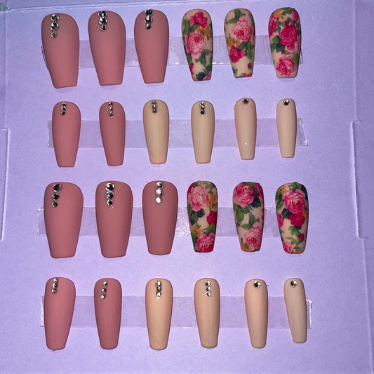 Prêt à expédier. Kit 24 pièces. Forme Ballerine. Fleurs roses et oranges avec strass. Tailles de 0 à 11. Réutilisables. Press-on nails, faux ongles. Finition mate