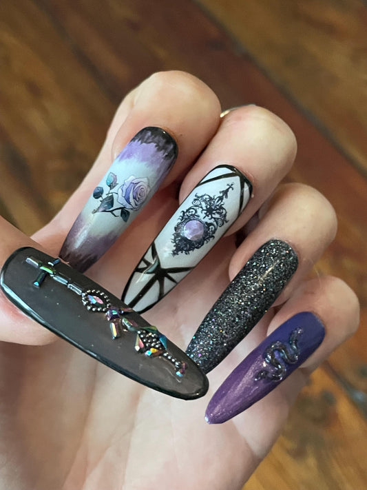 Violet blanc noir. Serpent, strass, fleur, perle. Gothique/Halloween. Réutilisable, Press-on nails, faux ongles. Finition mate et brillante