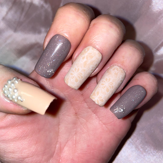 Dentelle nude, marron et blanc avec perles, paillettes. Faux ongles, press on nails. Réutilisables. Finition mate