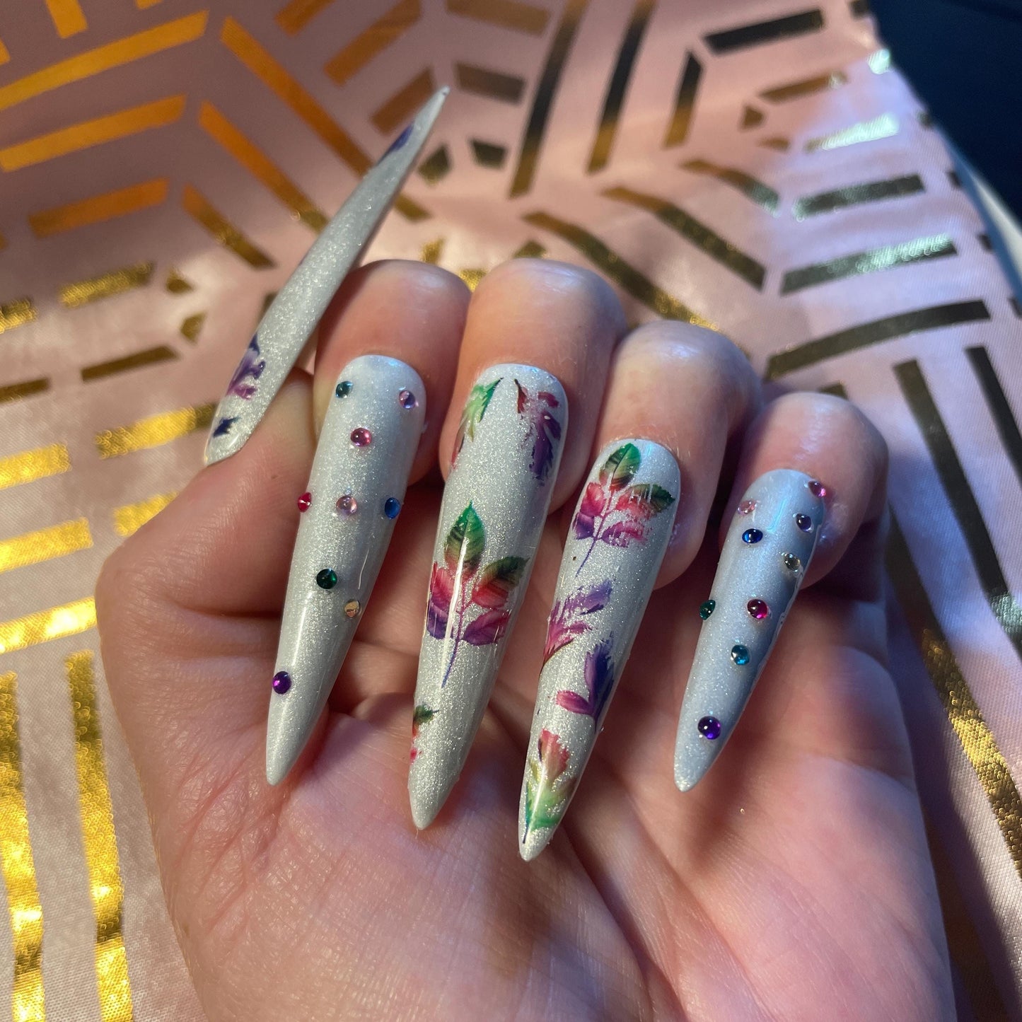 Blanc avec feuilles et strass arc-en-ciel. Kit toutes tailles incluses. Réutilisable, Press-on nails, faux ongles. Finition brillante.
