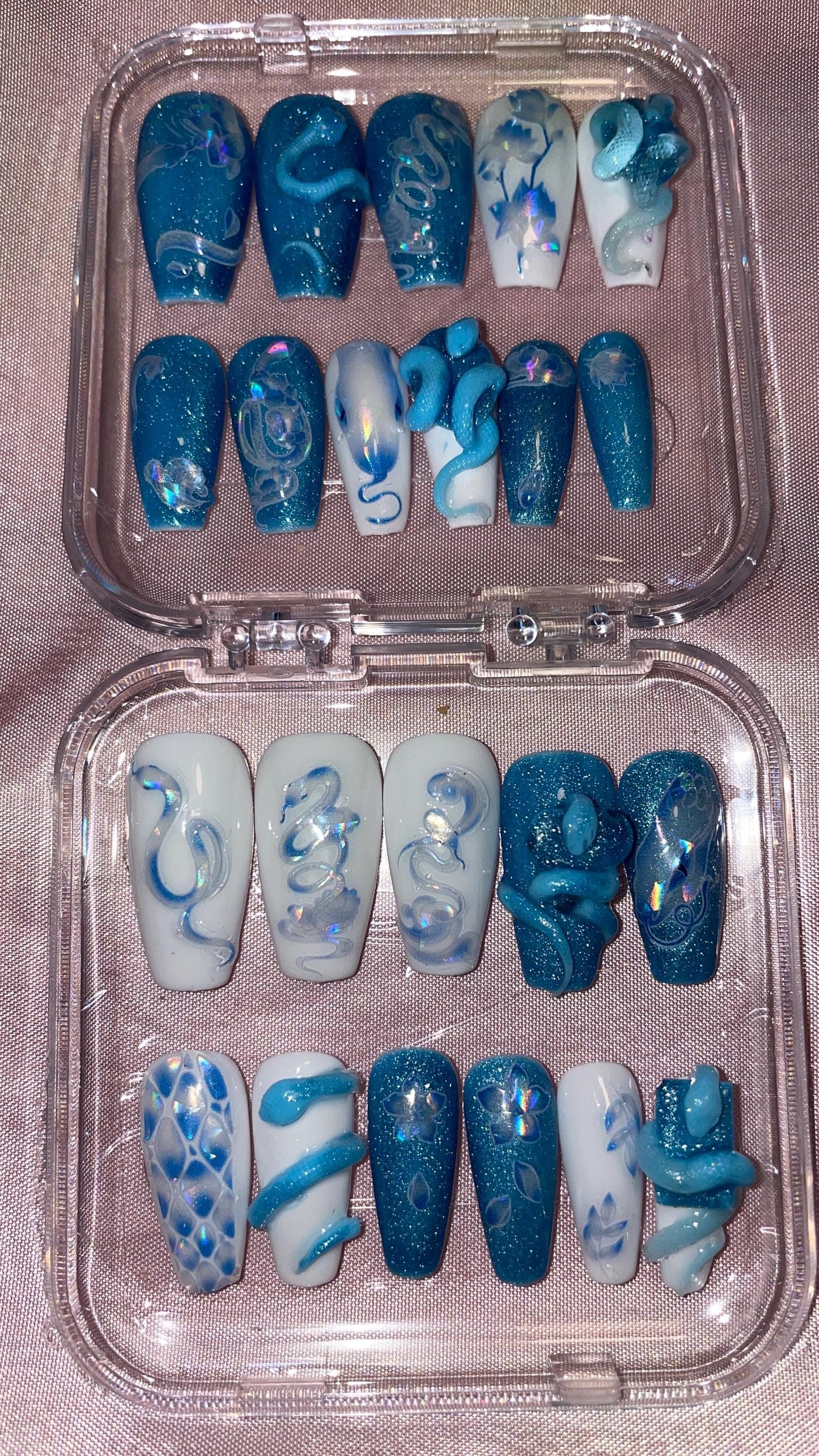 Serpents holographiques et 3D bleus et blancs. Kit toutes tailles incluses. Faux ongles, press on nails. Réutilisables. Fini brillant.