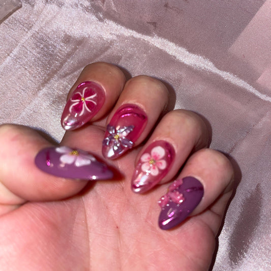 Fleurs, rose et bordeau, en relief, avec perles. Kit toutes tailles incluses. Réutilisables. Press-on nails, faux ongles. Fini brillant