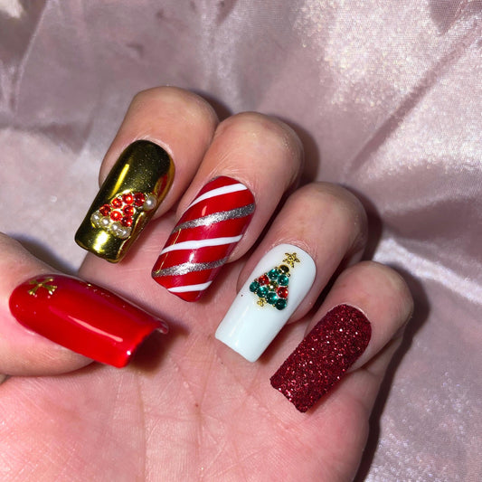 Noël rouge, or. Croix, bonnet et sapin de Noël. Réutilisable, Press-on nails, faux ongles. Finition brillante