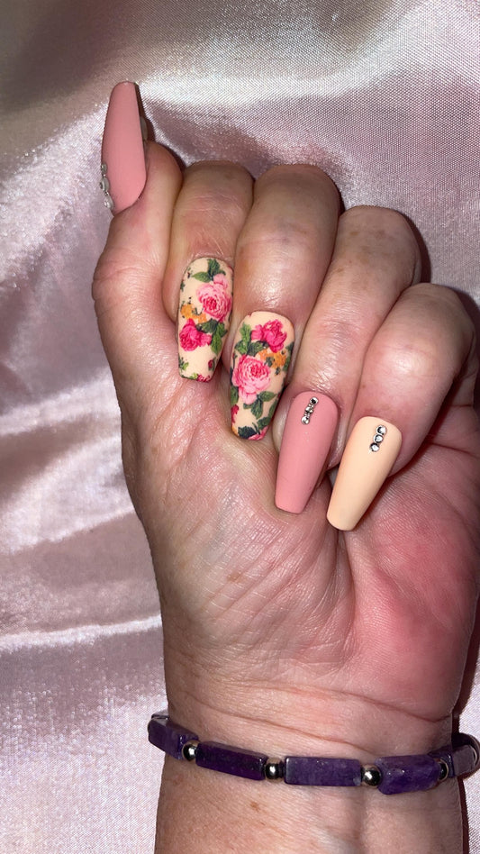 Prêt à expédier. Kit 24 pièces. Forme Ballerine. Fleurs roses et oranges avec strass. Tailles de 0 à 11. Réutilisables. Press-on nails, faux ongles. Finition mate