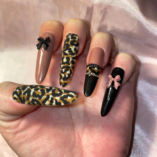 Léopard effet velours et noir brillant, petit noeud et strass. Réutilisables, Press-on nails, faux ongles. Finition mate et brillante.