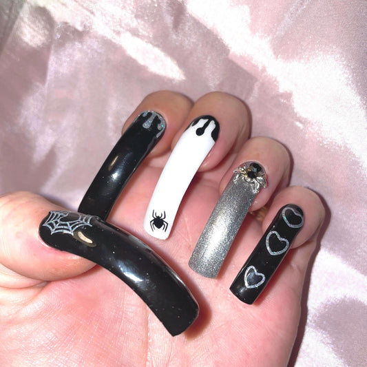Noir, argent et blanc. Toile, araignées 3D, paillettes. Kit toutes tailles incluses. Réutilisables, Press-on nails, faux ongles. Finition brillante.