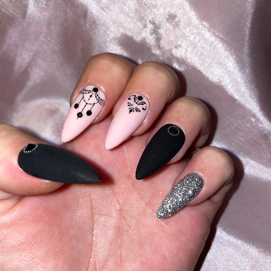 Noir mat, paillettes argent, et rose à motifs. Kit toutes tailles incluses. Réutilisables, Press-on nails, faux ongles, Fini mat