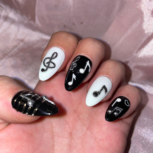Quelques notes de musique, noir, blanc et argent. Réutilisable, Press-on nails, faux ongles. Finition brillante
