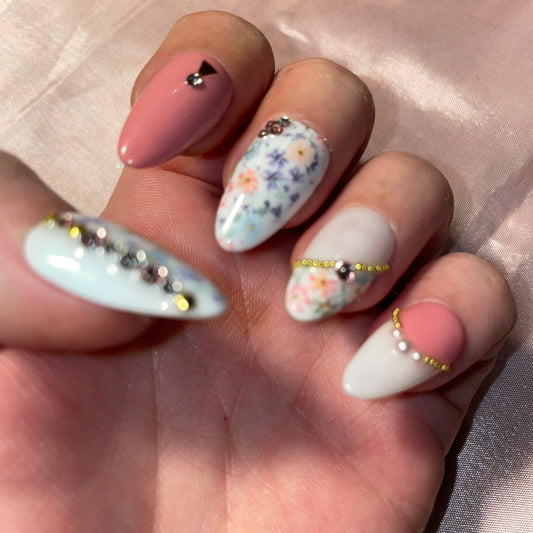 Petites fleurs, blanc laiteux et rose, avec perles et strass. Réutilisable, Press-on nails, faux ongles. Finition brillante et mate