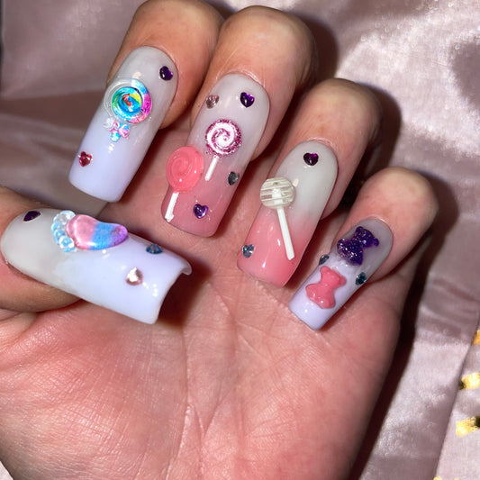 Petits bonbons, roses et violets avec strass. Kit toutes tailles incluses. Réutilisables. Press-on nails, faux ongles. Fini brillant