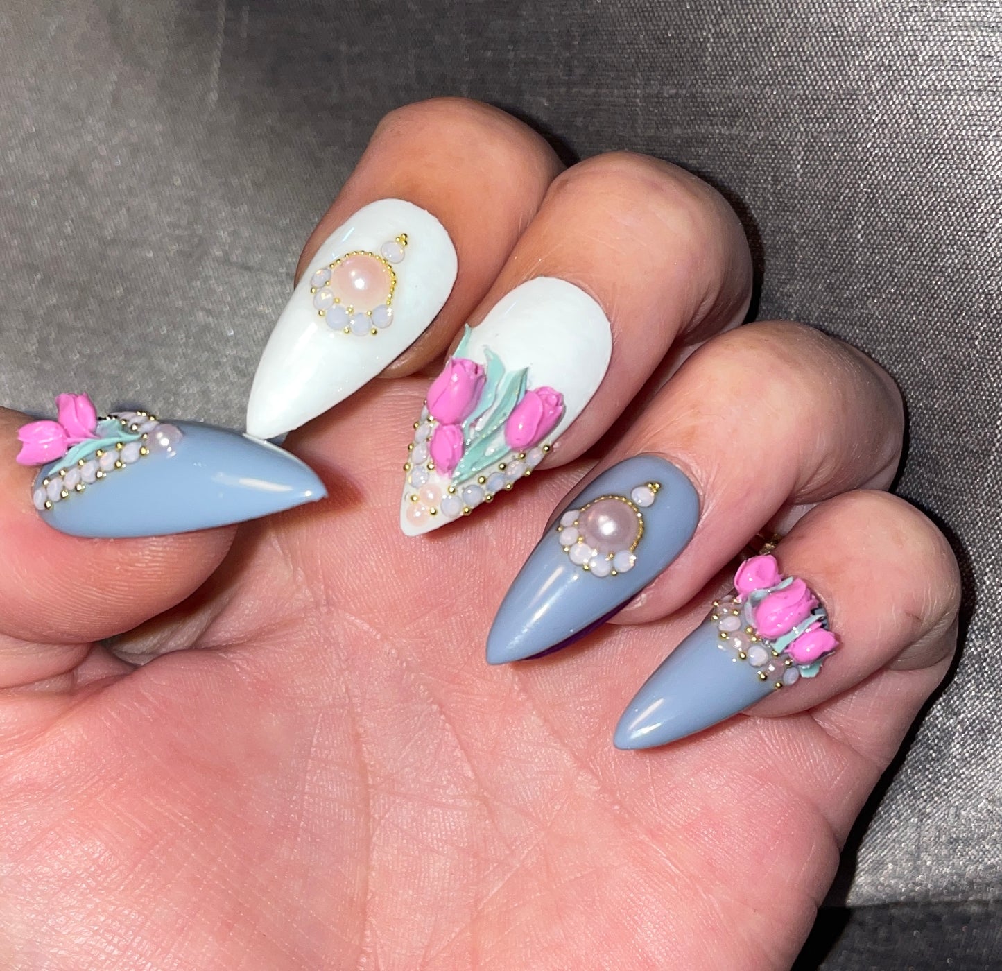 Gris et blanc, petites tulipes roses et strass. Kit toutes tailles incluses. Réutilisables. Press-on nails, faux ongles. Fini brillant