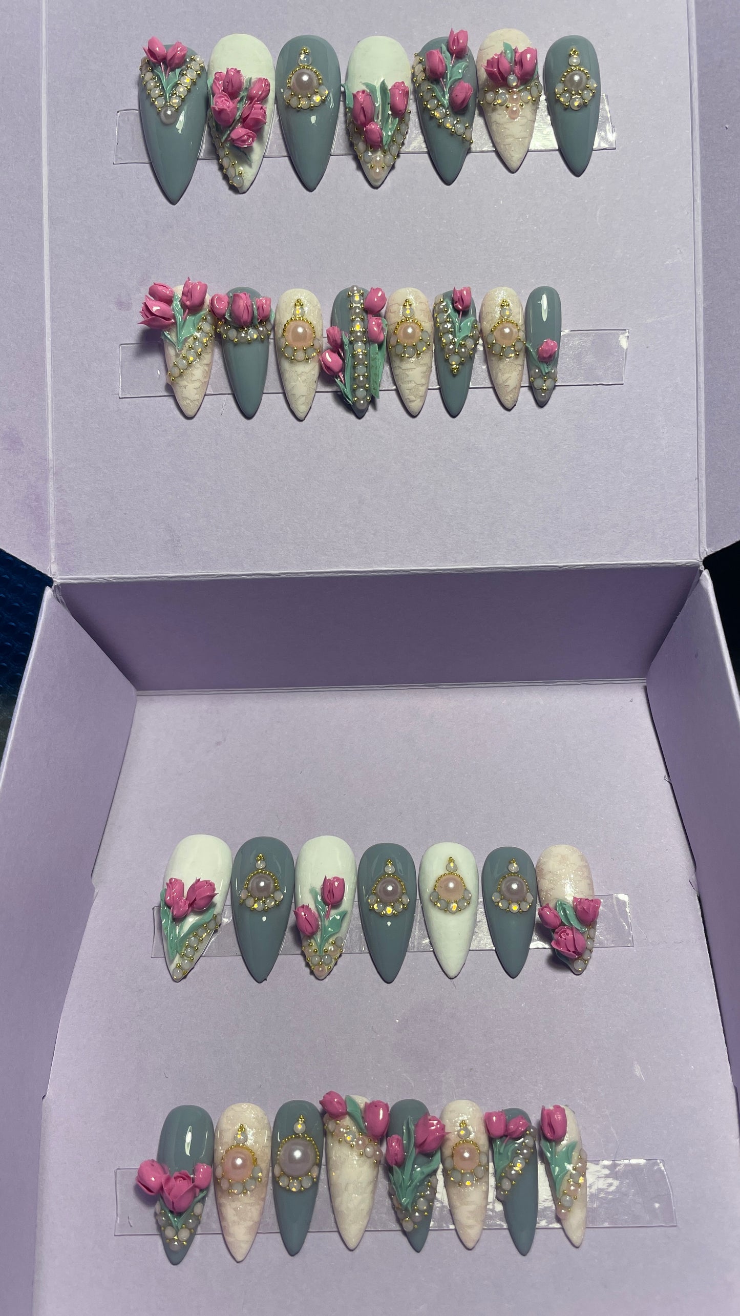 Gris et blanc, petites tulipes roses et strass. Kit toutes tailles incluses. Réutilisables. Press-on nails, faux ongles. Fini brillant