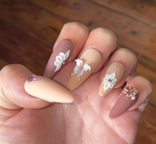 Beige/cacao avec fleurs et noeuds en relief. Kit complet toutes tailles incluses. Réutilisables. Press-on nails, faux ongles. Finition mate