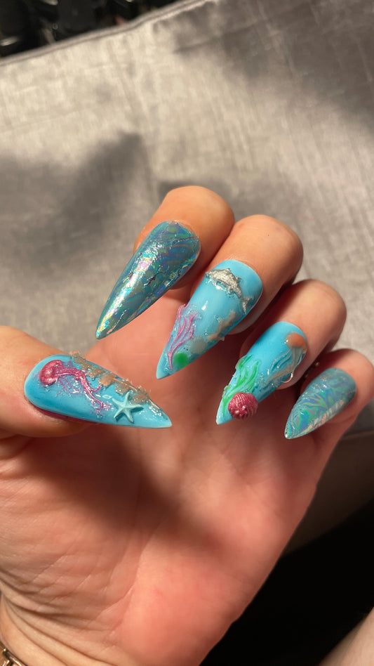 Bleu avec Algues, poissons, hippocampe, et méduses. Bleu et bleu iridescent. Kit complet toutes tailles incluses. Réutilisables, Press-on nails, faux ongles. Fini brillant