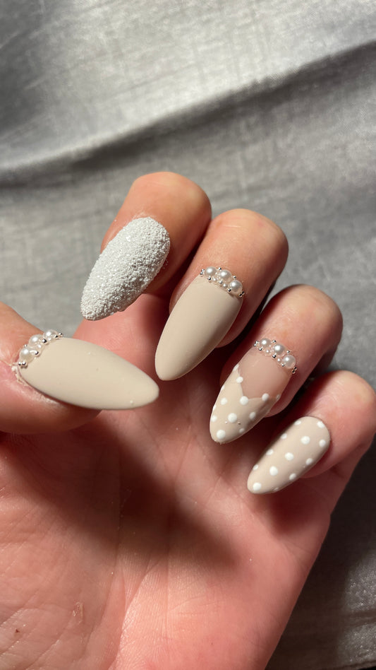 Beige et laiteux à petits poids blancs avec perles. Kit toutes tailles incluses. Réutilisables, Press-on nails, faux ongles. Finition mate