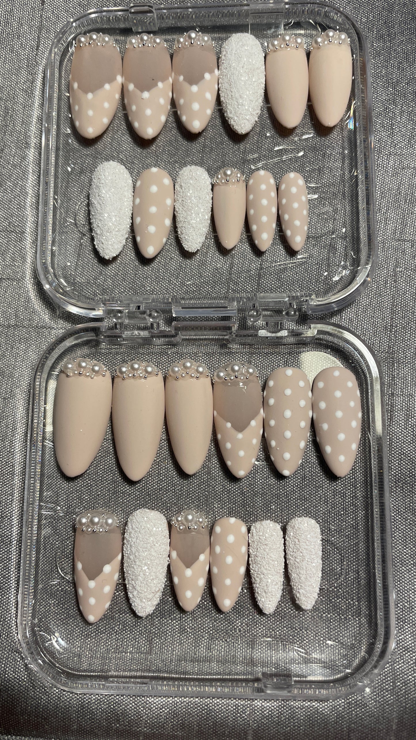 Beige et laiteux à petits poids blancs avec perles. Kit toutes tailles incluses. Réutilisables, Press-on nails, faux ongles. Finition mate