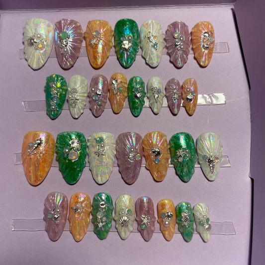Coquillages nacrés blancs, saumons, roses et verts. Kit toutes tailles incluses. Réutilisables, Press-on nails, faux ongles. Fini brillant