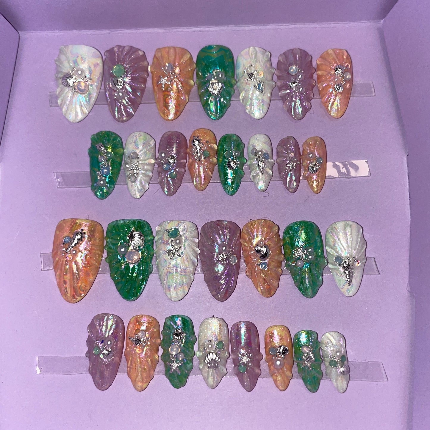 Coquillages nacrés blancs, saumons, roses et verts. Kit toutes tailles incluses. Réutilisables, Press-on nails, faux ongles. Fini brillant