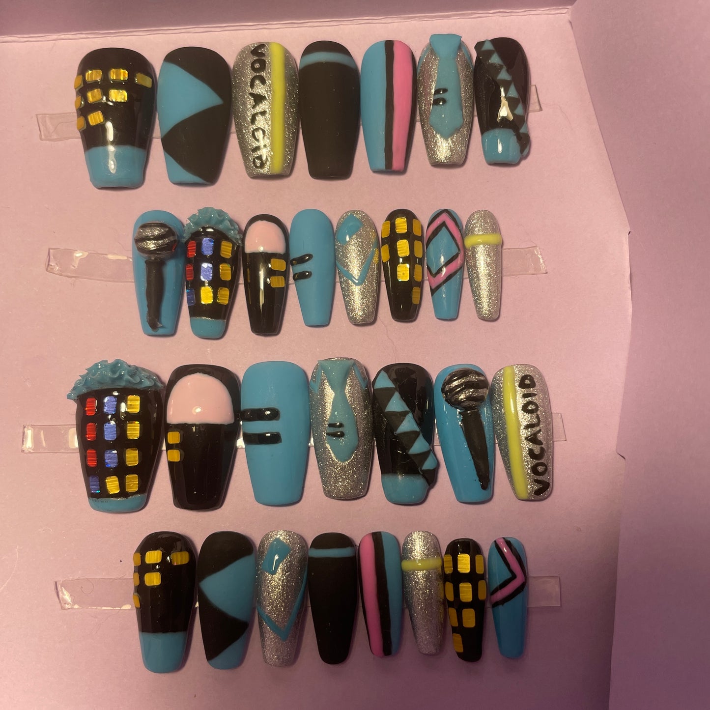 Cosplay. Hatsune Miku. Kit complet. Noir, bleu et gris métallisé. Reliefs et textures. Réutilisables, Press-on nails, faux ongles