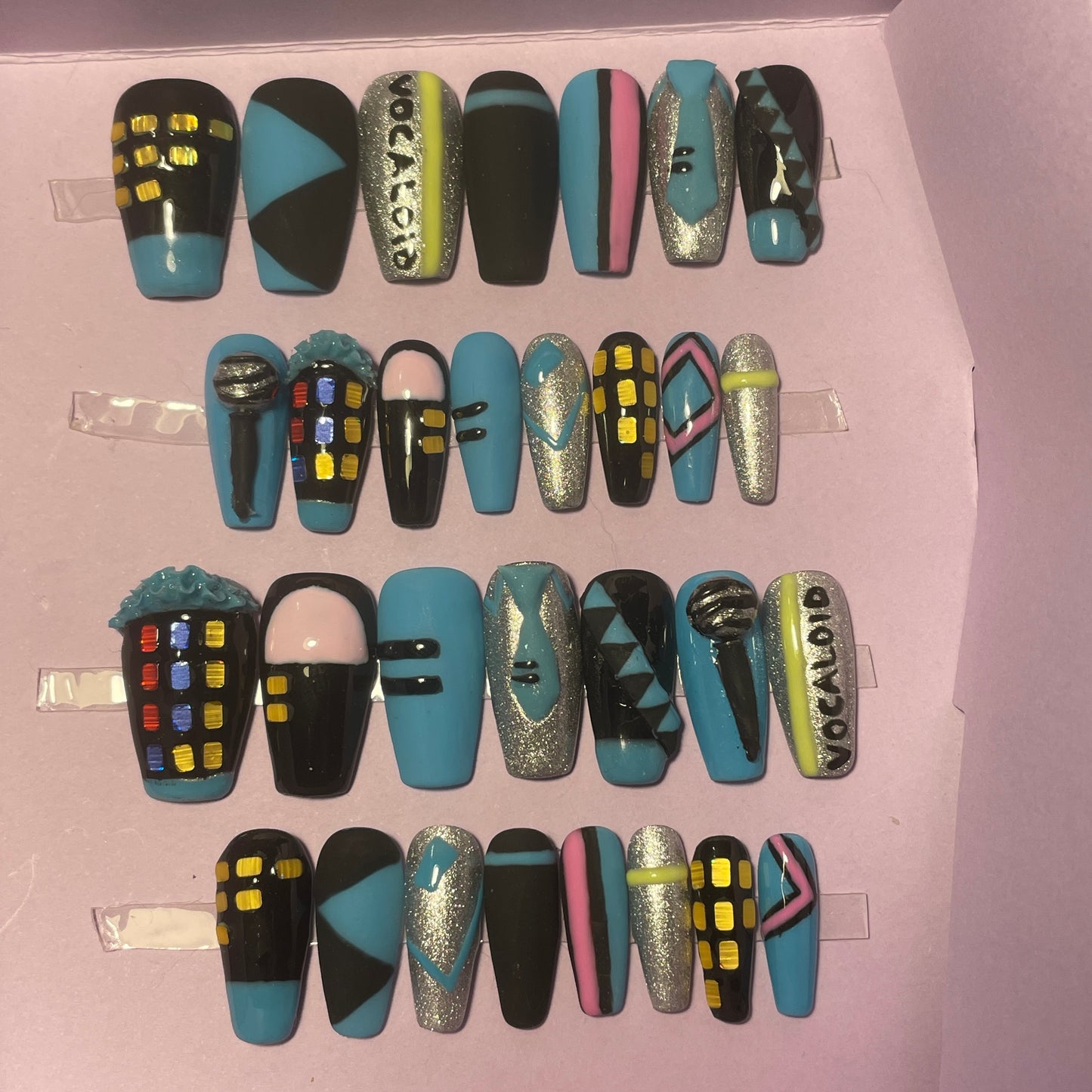 Cosplay. Hatsune Miku. Kit complet. Noir, bleu et gris métallisé. Reliefs et textures. Réutilisables, Press-on nails, faux ongles