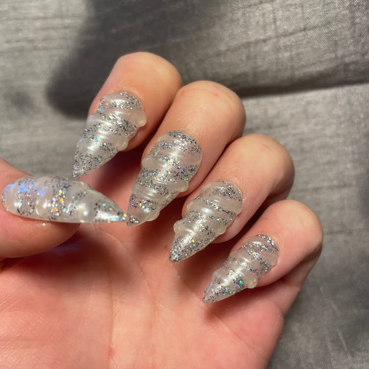 Blanc nacré et pailleté argent en relief. Kit toutes tailles incluses. Réutilisables, Press-on nails, faux ongles