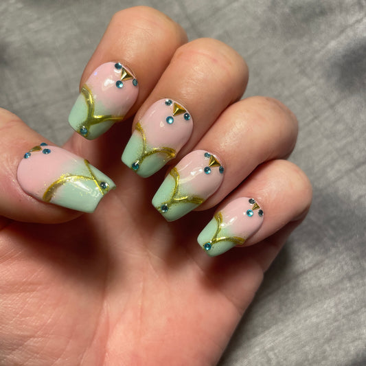 Rose dégradé vert avec motifs dorés et strass bleus. Kit toutes tailles incluses. Réutilisables, Press-on nails, faux ongles