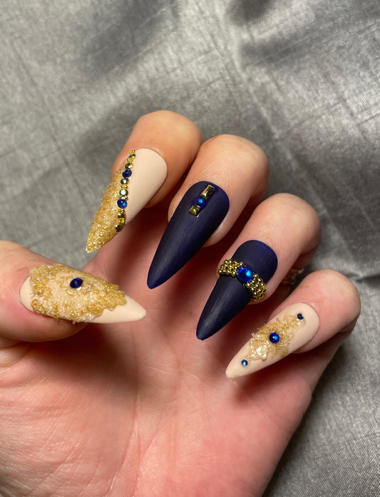 Bleu marine et beige avec dentelle dorée en relief et strass bleus. Kit toutes tailles incluses. Réutilisables, Press-on nails, faux ongles