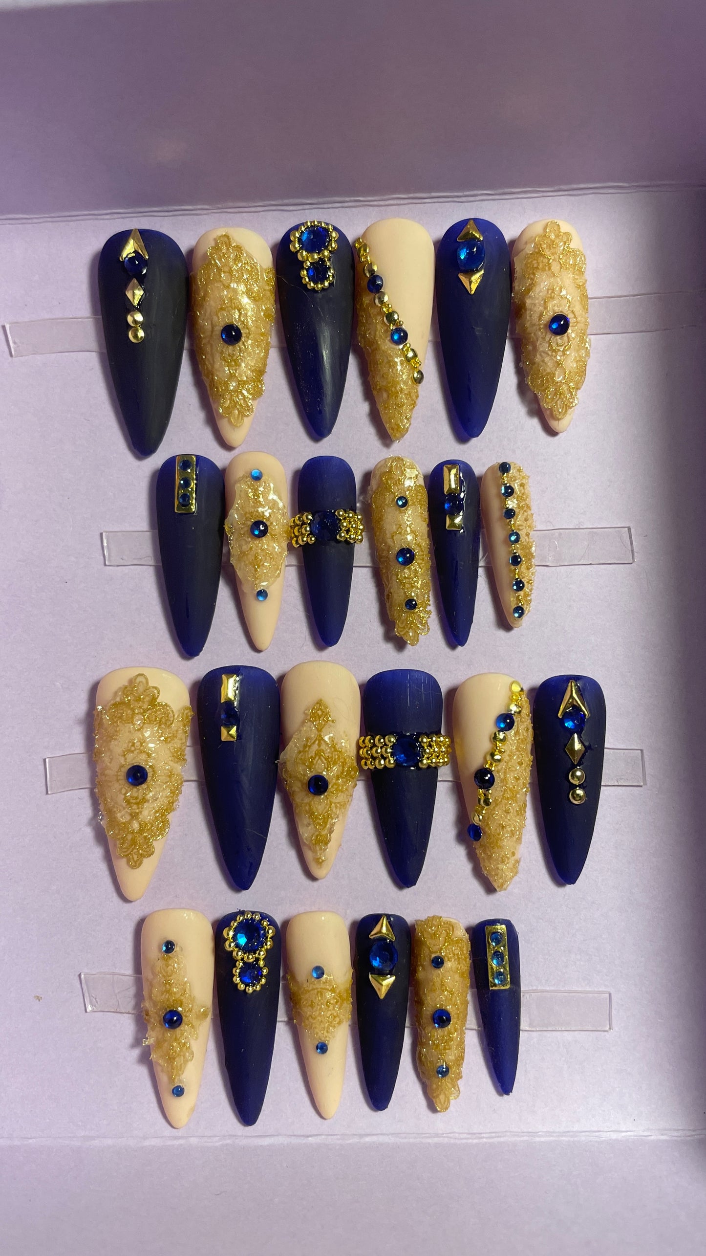 Bleu marine et beige avec dentelle dorée en relief et strass bleus. Kit toutes tailles incluses. Réutilisables, Press-on nails, faux ongles