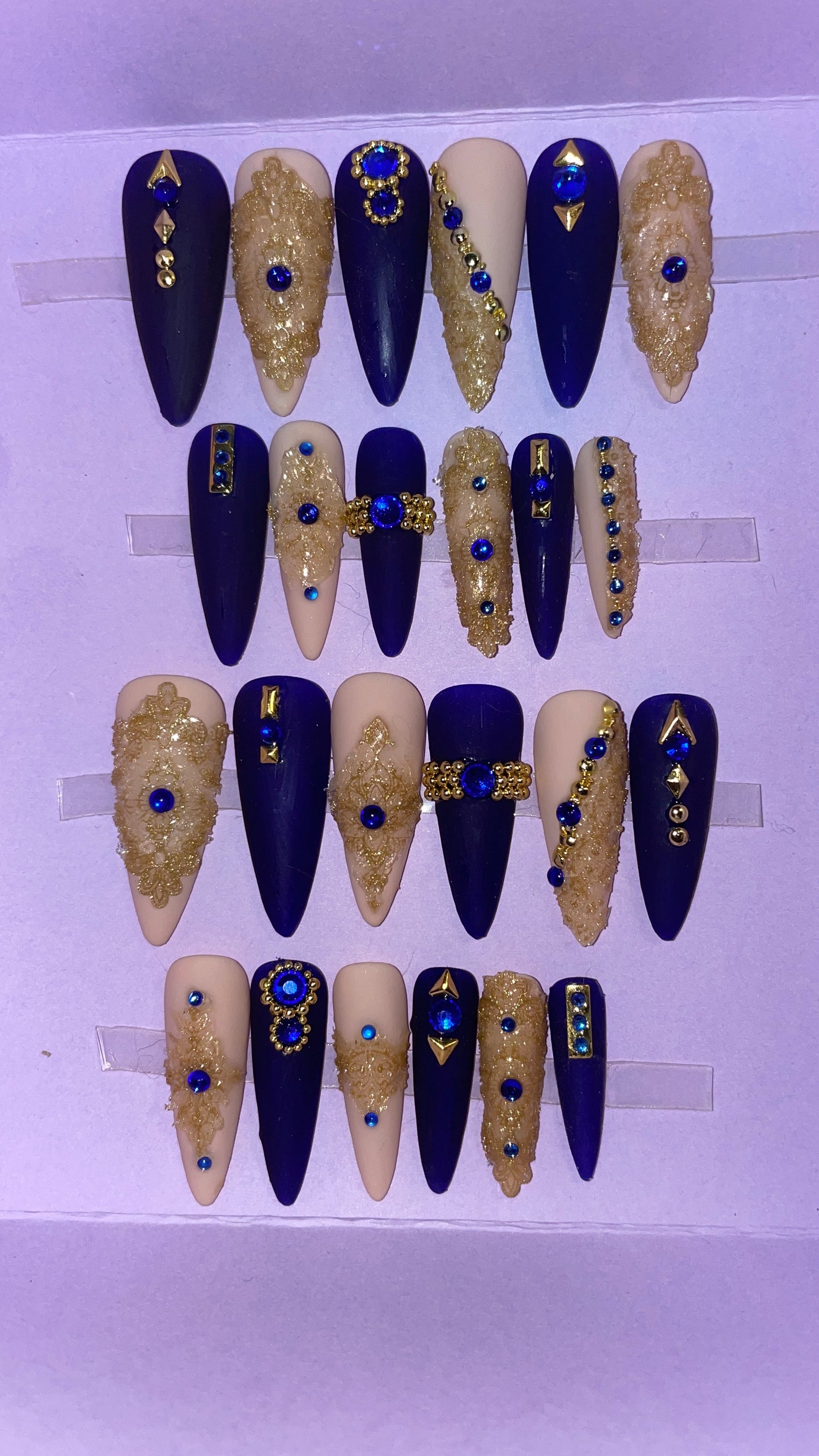 Bleu marine et beige avec dentelle dorée en relief et strass bleus. Kit toutes tailles incluses. Réutilisables, Press-on nails, faux ongles