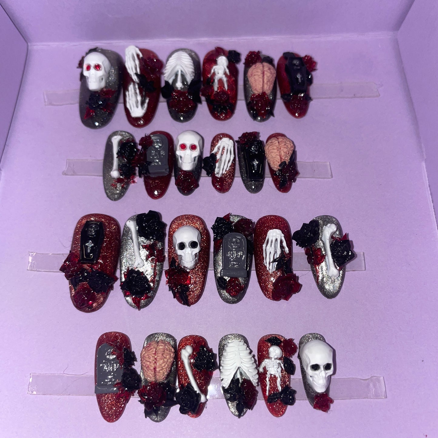 Rouge et noir cats eyes avec cerveaux, squelettes, cercueils, et roses 3D. Kit toutes tailles incluses. Réutilisables, Press-on nails, faux ongles