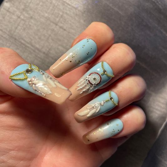 Bleu dégradé beige avec attrapes rêves en relief, strass et perles. Kit toutes tailles incluses. Réutilisables, Press-on nails, faux ongles