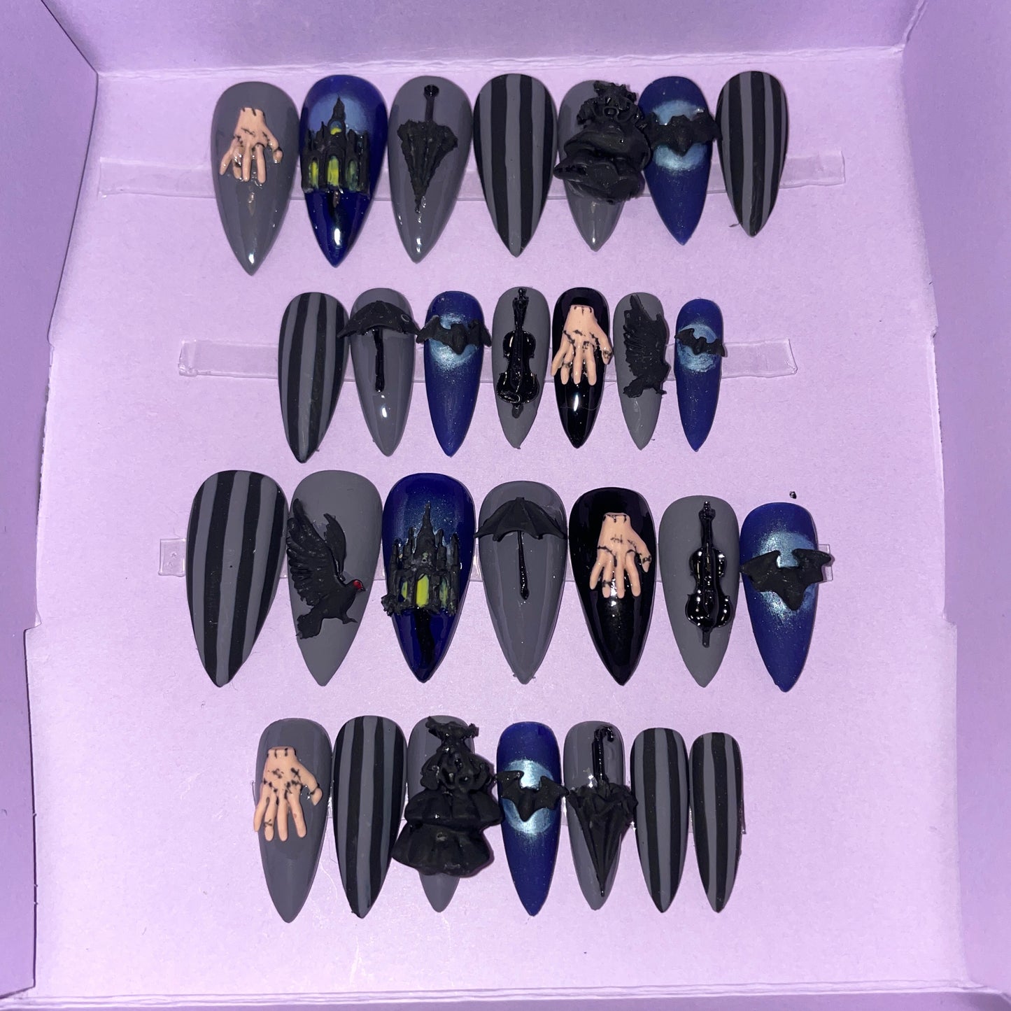 Mercredi Addams. Sa robe, son château, la chose, les corbeaux. Kit toutes tailles incluses. Réutilisables, Press-on nails, faux ongles