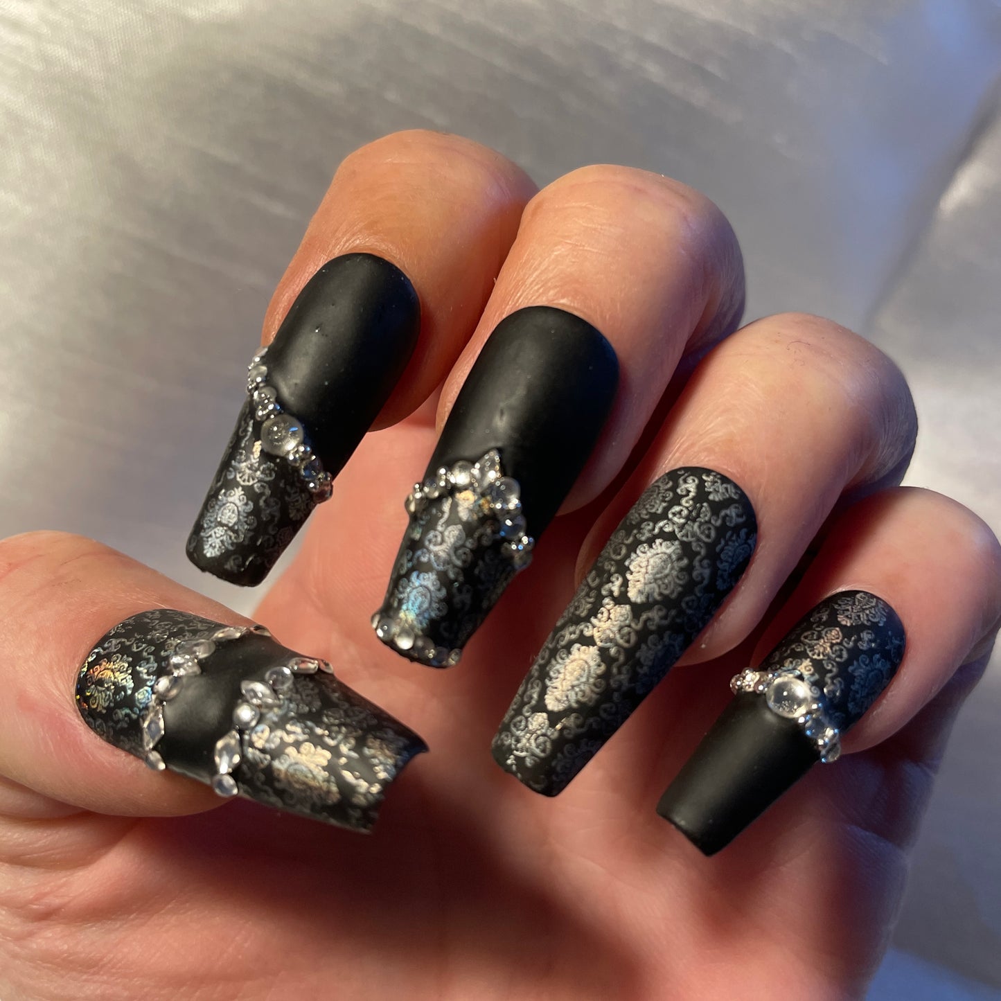 Noir mat et dentelle argent avec strass. Kit toutes tailles incluses. Réutilisables, Press-on nails, faux ongles