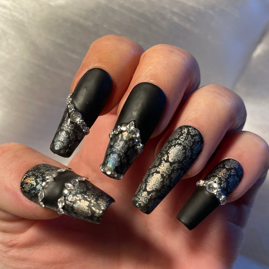Noir mat et dentelle argent avec strass. Kit toutes tailles incluses. Réutilisables, Press-on nails, faux ongles